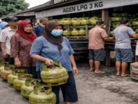 Illustrasi Antrian Gas Elpiji 3 Kg