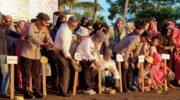 Bupati Barru, Kapolres Barru, Bhayangkari, dan Komunitas Cillelang Fishing melepas puluhan tukik ke laut di Pantai Cillelang Selatan dalam rangka HUT Bhayangkari ke-80 sebagai bentuk dukungan terhadap konservasi penyu dan pelestarian ekosistem laut.
