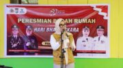 Bupati Barru Andi Ina Kartika Sari dan Kapolres Barru AKBP Ananda Fauzi Harahap meresmikan rumah hasil program bedah rumah Polres Barru dan Baznas Kabupaten Barru di Kelurahan Takkalasi, Kecamatan Balusu.