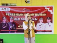 Bupati Barru Andi Ina Kartika Sari dan Kapolres Barru AKBP Ananda Fauzi Harahap meresmikan rumah hasil program bedah rumah Polres Barru dan Baznas Kabupaten Barru di Kelurahan Takkalasi, Kecamatan Balusu.