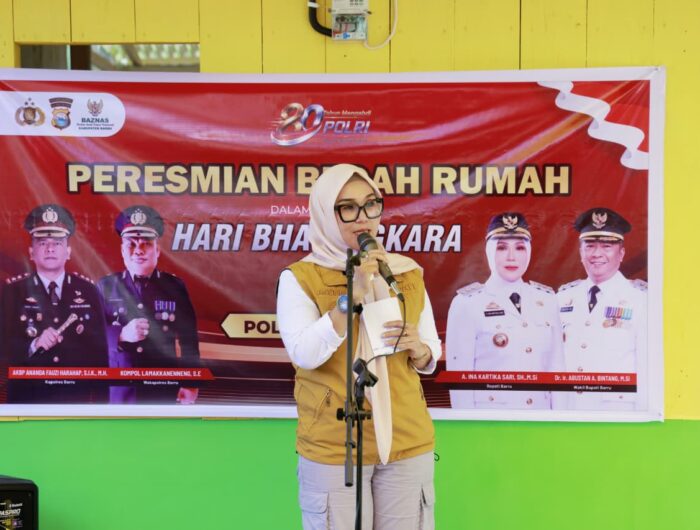 Bupati Barru Andi Ina Kartika Sari dan Kapolres Barru AKBP Ananda Fauzi Harahap meresmikan rumah hasil program bedah rumah Polres Barru dan Baznas Kabupaten Barru di Kelurahan Takkalasi, Kecamatan Balusu.