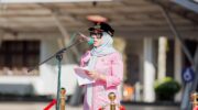 Bupati Barru Andi Ina Kartika Sari memimpin Upacara Hari Keluarga Nasional ke-33 Tahun 2026 di Halaman Kantor Bupati Barru dengan mengajak masyarakat memperkuat ketahanan keluarga, mencegah stunting, dan meningkatkan peran ayah dalam pengasuhan anak.