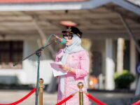 Bupati Barru Andi Ina Kartika Sari memimpin Upacara Hari Keluarga Nasional ke-33 Tahun 2026 di Halaman Kantor Bupati Barru dengan mengajak masyarakat memperkuat ketahanan keluarga, mencegah stunting, dan meningkatkan peran ayah dalam pengasuhan anak.