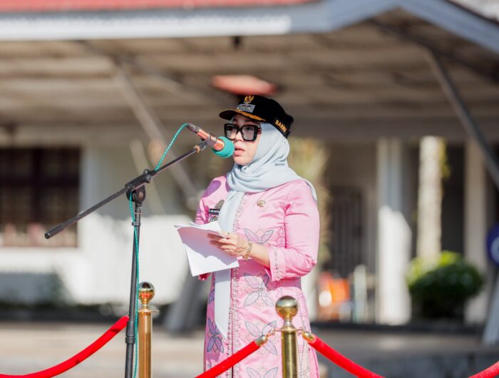 Bupati Barru Andi Ina Kartika Sari memimpin Upacara Hari Keluarga Nasional ke-33 Tahun 2026 di Halaman Kantor Bupati Barru dengan mengajak masyarakat memperkuat ketahanan keluarga, mencegah stunting, dan meningkatkan peran ayah dalam pengasuhan anak.