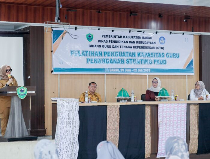 Bupati Barru Andi Ina Kartika Sari membuka Diklat Peningkatan Kapasitas Guru PAUD dalam Penanganan Stunting di Aula Dinas Pendidikan dan Kebudayaan Kabupaten Barru yang diikuti puluhan guru PAUD dari berbagai kecamatan.