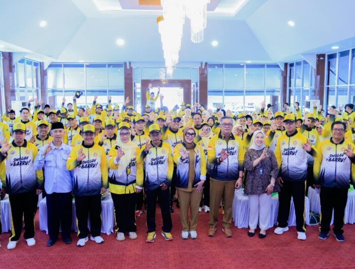 Bupati Barru Andi Ina Kartika Sari didampingi Wakil Bupati Abustan A. Bintang melepas Kontingen PGRI Kabupaten Barru menuju Porsenijar PGRI Sulawesi Selatan 2026 di Baruga Singkerru Adae, Rumah Jabatan Bupati Barru.