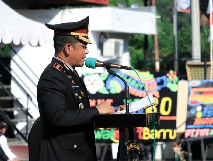 Kapolres Barru AKBP Ananda Fauzi Harahap memimpin Upacara Hari Bhayangkara ke-80 di halaman Mapolres Barru yang dihadiri Bupati Barru, Forkopimda, TNI, dan berbagai unsur masyarakat.