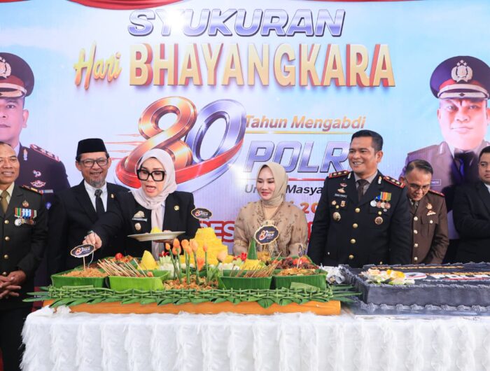 Kapolres Barru AKBP Ananda Fauzi Harahap bersama Bupati Barru Andi Ina Kartika Sari menghadiri syukuran Hari Bhayangkara ke-80 di Lobby Tathya Dharaka Polres Barru sebagai wujud komitmen Polri untuk Masyarakat.