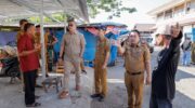 Wakil Bupati Barru Abustan A. Bintang berdialog dengan pedagang saat meninjau Pasar Pekkae dan memerintahkan pembukaan kembali akses pejalan kaki di sisi utara pasar untuk memudahkan masyarakat berbelanja.