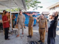 Wakil Bupati Barru Abustan A. Bintang berdialog dengan pedagang saat meninjau Pasar Pekkae dan memerintahkan pembukaan kembali akses pejalan kaki di sisi utara pasar untuk memudahkan masyarakat berbelanja.