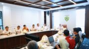 Bupati Barru Andi Ina Kartika Sari memimpin rapat koordinasi persiapan operasional Sekolah Rakyat di Kantor Bupati Barru untuk memastikan seluruh fasilitas dan layanan siap sebelum peresmian pada 14 Juli 2026.