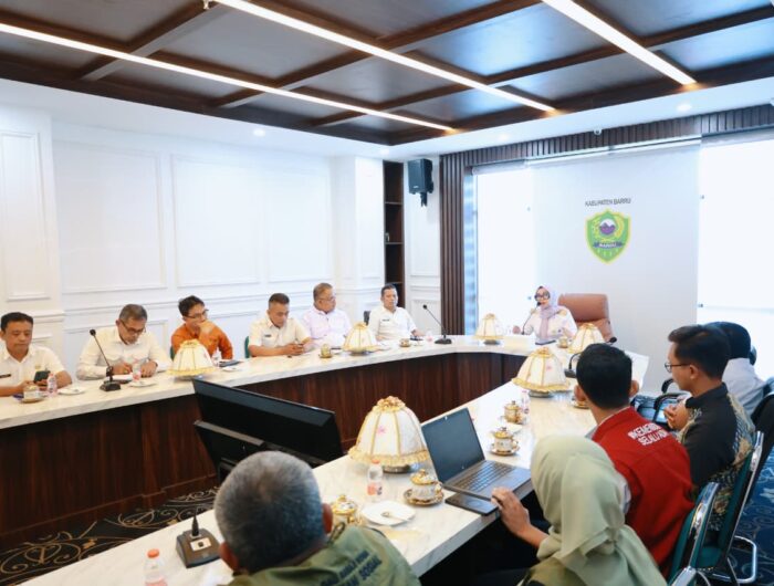 Bupati Barru Andi Ina Kartika Sari memimpin rapat koordinasi persiapan operasional Sekolah Rakyat di Kantor Bupati Barru untuk memastikan seluruh fasilitas dan layanan siap sebelum peresmian pada 14 Juli 2026.