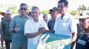 Wakil Bupati Barru Abustan A. Bintang menghadiri Gerakan Panen Bersama dan Tanam Bersama di areal Kelompok Tani Sipurennu II, Desa Corawali, Kecamatan Tanete Rilau, sekaligus menyerahkan bantuan pompa air untuk mendukung Luas Tambah Tanam Musim Tanam 2026.
