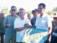 Wakil Bupati Barru Abustan A. Bintang menghadiri Gerakan Panen Bersama dan Tanam Bersama di areal Kelompok Tani Sipurennu II, Desa Corawali, Kecamatan Tanete Rilau, sekaligus menyerahkan bantuan pompa air untuk mendukung Luas Tambah Tanam Musim Tanam 2026.