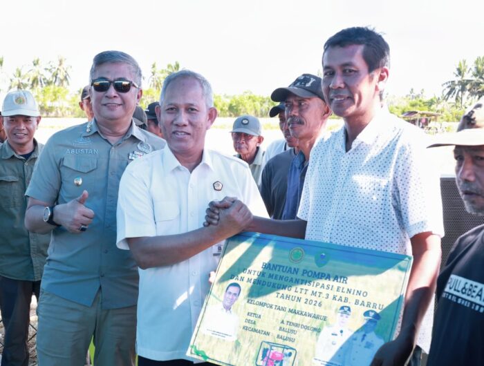 Wakil Bupati Barru Abustan A. Bintang menghadiri Gerakan Panen Bersama dan Tanam Bersama di areal Kelompok Tani Sipurennu II, Desa Corawali, Kecamatan Tanete Rilau, sekaligus menyerahkan bantuan pompa air untuk mendukung Luas Tambah Tanam Musim Tanam 2026.
