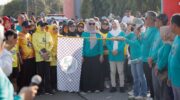 Bupati Barru Andi Ina Kartika Sari bersama Wakil Bupati Abustan A. Bintang melepas ratusan peserta jalan santai dalam rangka Hari Koperasi Nasional ke-79 di depan Alun-Alun Colliq Pujie, Kabupaten Barru.