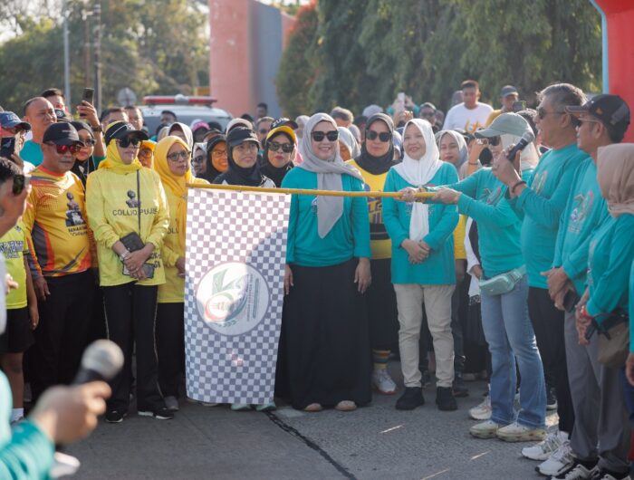 Bupati Barru Andi Ina Kartika Sari bersama Wakil Bupati Abustan A. Bintang melepas ratusan peserta jalan santai dalam rangka Hari Koperasi Nasional ke-79 di depan Alun-Alun Colliq Pujie, Kabupaten Barru.