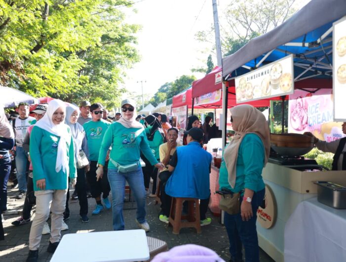 Puluhan stan UMKM dipadati pengunjung pada peringatan Hari Koperasi Nasional ke-79 di kawasan Alun-Alun Colliq Pujie, Kabupaten Barru, menampilkan beragam produk kuliner dan kerajinan lokal.