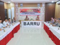 Kapolres Barru AKBP Ananda Fauzi Harahap bersama jajaran mengikuti Analisa dan Evaluasi (Anev) Kamtibmas Polda Sulawesi Selatan melalui Zoom Meeting di Aula Wira Bhakti Satria Polres Barru.