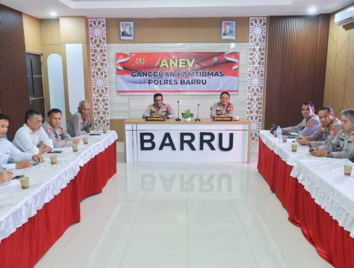 Kapolres Barru AKBP Ananda Fauzi Harahap bersama jajaran mengikuti Analisa dan Evaluasi (Anev) Kamtibmas Polda Sulawesi Selatan melalui Zoom Meeting di Aula Wira Bhakti Satria Polres Barru.