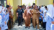 Bupati Barru Andi Ina Kartika Sari didampingi Kepala Dinas Pendidikan dan Kebudayaan Kabupaten Barru meninjau pelaksanaan Masa Pengenalan Lingkungan Sekolah (MPLS) di SD Negeri 104 Barru dan SMP Negeri 18 Barru, Kecamatan Soppeng Riaja.
