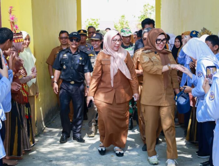 Bupati Barru Andi Ina Kartika Sari didampingi Kepala Dinas Pendidikan dan Kebudayaan Kabupaten Barru meninjau pelaksanaan Masa Pengenalan Lingkungan Sekolah (MPLS) di SD Negeri 104 Barru dan SMP Negeri 18 Barru, Kecamatan Soppeng Riaja.