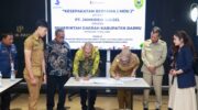 Bupati Barru Andi Ina Kartika Sari menandatangani MoU bersama Direktur Utama PT Jamkrida Sulawesi Selatan tentang kerja sama Surety Bond, Kontra Bank Garansi, dan pemberdayaan UMKM di Makassar.