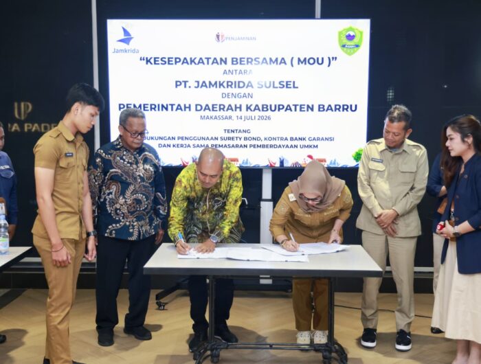 Bupati Barru Andi Ina Kartika Sari menandatangani MoU bersama Direktur Utama PT Jamkrida Sulawesi Selatan tentang kerja sama Surety Bond, Kontra Bank Garansi, dan pemberdayaan UMKM di Makassar.