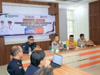 Sekretaris Daerah Kabupaten Barru Andi Syarifuddin membuka Sosialisasi Peningkatan Kapasitas Pelaksana Kegiatan Barang Kena Cukai Ilegal tentang pengenalan pita cukai di Ruang Data Kantor Bupati Barru.