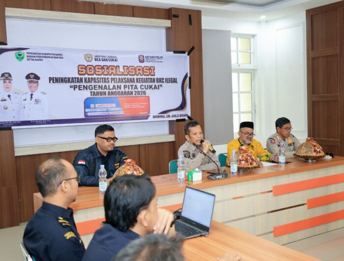 Sekretaris Daerah Kabupaten Barru Andi Syarifuddin membuka Sosialisasi Peningkatan Kapasitas Pelaksana Kegiatan Barang Kena Cukai Ilegal tentang pengenalan pita cukai di Ruang Data Kantor Bupati Barru.