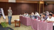 Wakil Bupati Barru Dr. Ir. Abustan, M.Si. menyampaikan materi pada Pelatihan Penyusunan RPJMDesa Periode 2026–2034 di Hotel Swiss-Belinn Panakkukang, Makassar.