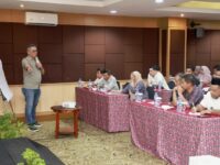 Wakil Bupati Barru Dr. Ir. Abustan, M.Si. menyampaikan materi pada Pelatihan Penyusunan RPJMDesa Periode 2026–2034 di Hotel Swiss-Belinn Panakkukang, Makassar.