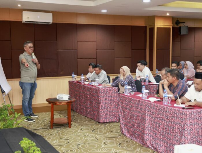Wakil Bupati Barru Dr. Ir. Abustan, M.Si. menyampaikan materi pada Pelatihan Penyusunan RPJMDesa Periode 2026–2034 di Hotel Swiss-Belinn Panakkukang, Makassar.