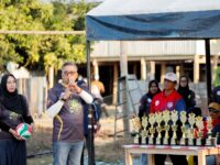 Wakil Bupati Barru Dr. Ir. Abustan A. Bintang membuka Turnamen Bola Voli Bupati Cup 2026 di Lapangan Ta' Kajuara, Kelurahan Sepee, yang diikuti 25 tim dari seluruh Kabupaten Barru.