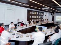 Wakil Bupati Barru Abustan A. Bintang menerima Tim Verifikasi Lapangan SSIC 2026 dan memaparkan proyek investasi industri pengolahan udang terintegrasi berbasis ekonomi sirkular di Ruang Rapat Bupati Barru.