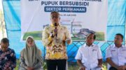 Wakil Bupati Barru Abustan A. Bintang menghadiri Rembuk Tambak dan Tebus Bersama Pupuk Bersubsidi Sektor Perikanan di Desa Garessi bersama petambak dan jajaran Pupuk Indonesia.
