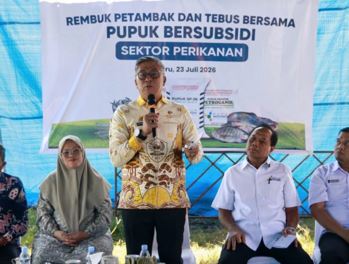 Wakil Bupati Barru Abustan A. Bintang menghadiri Rembuk Tambak dan Tebus Bersama Pupuk Bersubsidi Sektor Perikanan di Desa Garessi bersama petambak dan jajaran Pupuk Indonesia.