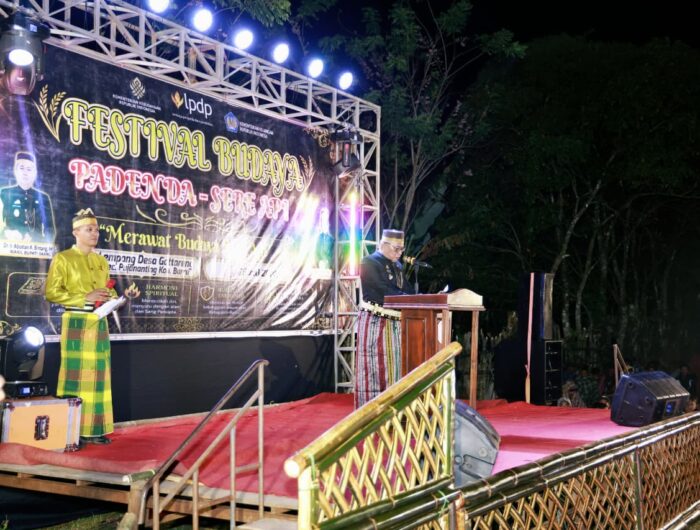 Wakil Bupati Barru Abustan A. Bintang membuka Festival Mappadendang dan Tari Sere Api di Desa Gattareng, Kecamatan Pujananting, yang dihadiri ratusan warga sebagai upaya pelestarian budaya sekaligus pengembangan wisata budaya di Kabupaten Barru.
