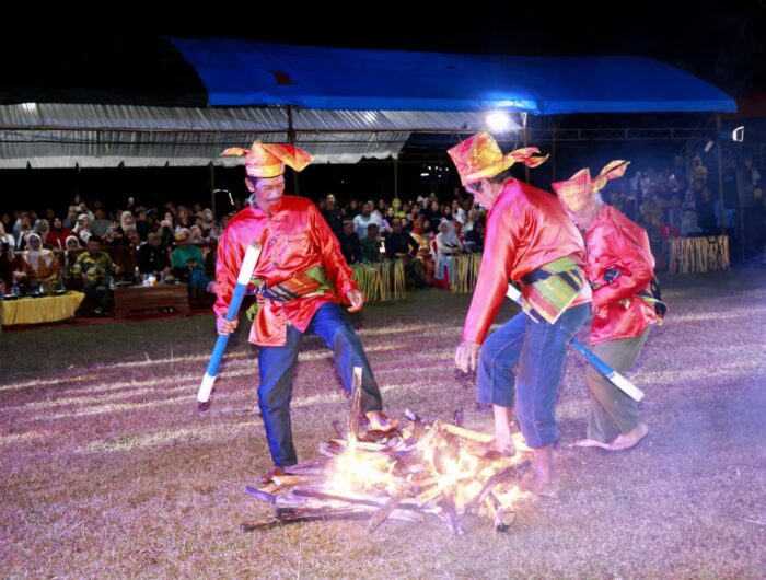 Atraksi Tari Sere Api memeriahkan Festival Budaya di Desa Gattareng, Kabupaten Barru, sebagai upaya mengembangkan wisata budaya berbasis tradisi, alam, dan potensi UMKM lokal.