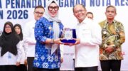 Bupati Barru Andi Ina Kartika Sari menandatangani Nota Kesepakatan bersama Kemendikdasmen tentang pengembangan dan pelestarian bahasa serta sastra di Makassar.