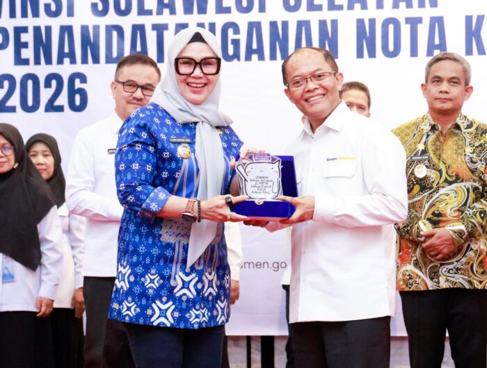 Bupati Barru Andi Ina Kartika Sari menandatangani Nota Kesepakatan bersama Kemendikdasmen tentang pengembangan dan pelestarian bahasa serta sastra di Makassar.