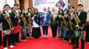 Bupati Barru Andi Ina Kartika Sari menerima bantuan buku bacaan dari Kemendikdasmen untuk mendukung literasi anak di Kabupaten Barru.
