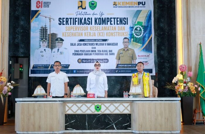Bupati Barru Andi Ina Kartika Sari membuka pelatihan dan uji sertifikasi kompetensi Supervisor K3 Konstruksi di Baruga Pettu Adae.