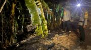 Personel Polsek Tanete Rilau melakukan pengecekan di lokasi kebakaran lahan di Lingkungan Lipukasi, Desa Lipukasi, Kecamatan Tanete Rilau, Kabupaten Barru, usai api berhasil dikendalikan.