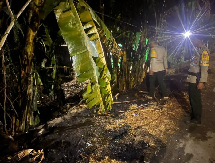 Personel Polsek Tanete Rilau melakukan pengecekan di lokasi kebakaran lahan di Lingkungan Lipukasi, Desa Lipukasi, Kecamatan Tanete Rilau, Kabupaten Barru, usai api berhasil dikendalikan.