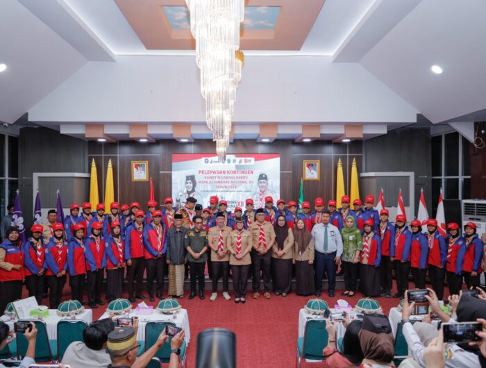 Bupati Barru Andi Ina Kartika Sari foto bersama kontingen Pramuka Barru yang akan mengikuti Jambore Nasional XII 2026 di Cibubur.