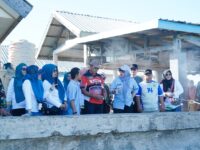 Bupati Barru Andi Ina Kartika Sari bersama Wakil Bupati Abustan Andi Bintang meninjau kegiatan bersih-bersih di kawasan TPI Kabupaten Barru.