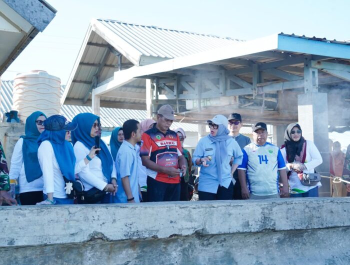 Bupati Barru Andi Ina Kartika Sari bersama Wakil Bupati Abustan Andi Bintang meninjau kegiatan bersih-bersih di kawasan TPI Kabupaten Barru.