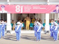 Wakil Bupati Barru Abustan A. Bintang menerima peserta gerak jalan pelajar dalam rangka HUT RI ke-81 di halaman Kantor Bupati Barru.