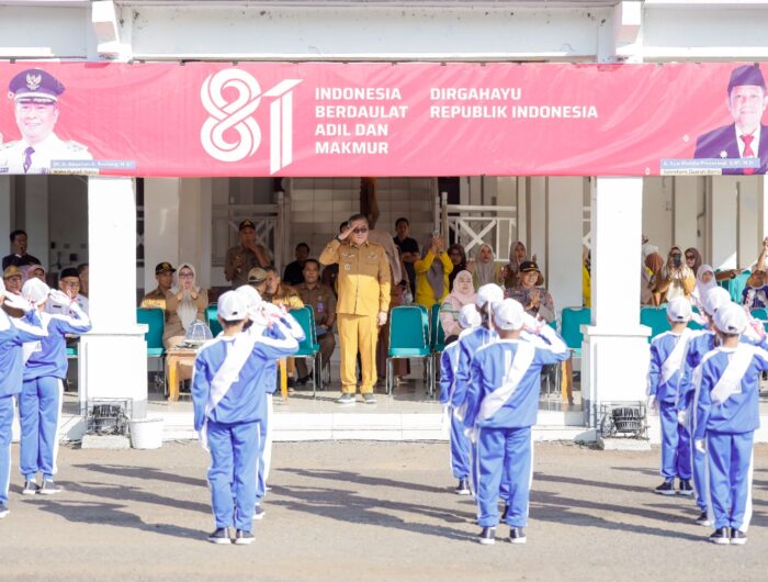 Wakil Bupati Barru Abustan A. Bintang menerima peserta gerak jalan pelajar dalam rangka HUT RI ke-81 di halaman Kantor Bupati Barru.